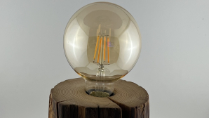 Asztali lámpa fa hasábból