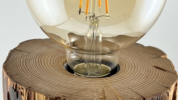 Asztali lámpa fa hasábból